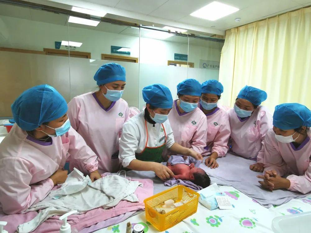 江孜县妇婴监护型护送